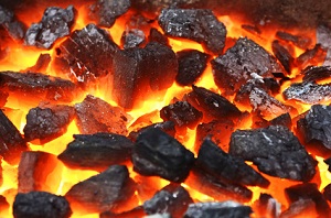 vor allem zum Grillen eignet sich Holzkohle für Feuerschalen